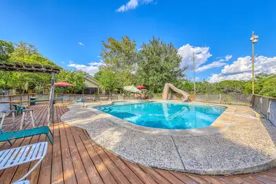 Image de Dog-friendly, lakeview lodge w \/ une piscine partagée, terrasse meublée et cour fermée