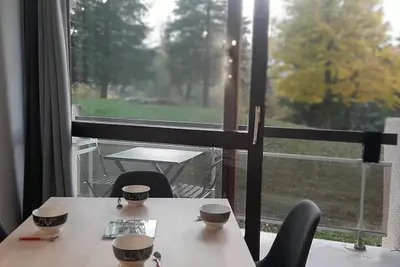 Image de Appartement rénové au pied des pistes, balcon sud, commerces à proximité, parfait pour 4 personnes