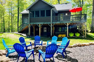 Image de À Venir: tout nouveau chalet au bord du lac!