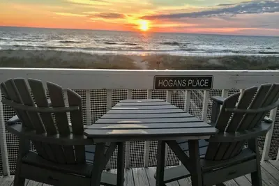 Image de Hogan's Place Oceanfront offre une vue spectaculaire et une unité entièrement rénovée