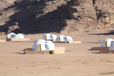 Image de Dormez dans le Wadi Rum Ufo sous les étoiles.