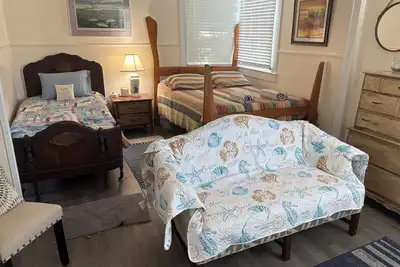 Image de Appartement privé à l'étage avec escalier privé récemment rénové.