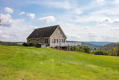 Image de Sky High Chalet! Superbe maison sur 10 + acres avec bain à remous, à 2 minutes de Wellsboro