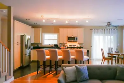 Image de Luxueux Long Beach 2-Story 3br \/ 2. 5ba! Meublé avec tous les conforts de la maison!