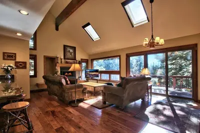 Image de 3 Bears Lodge, 4 chambres, 3. 5 salles de bain. Terrain de golf spacieux et rustique