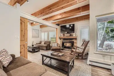 Image de Activités SkyCard Gratuites - Condo spacieux, marche à pied des remontées mécaniques, piscines extérieures / Bain à remous - The Lift B8