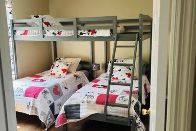 Image de Maison de vacances élégante et spacieuse avec 4 chambres et services hôteliers 4 étoiles!