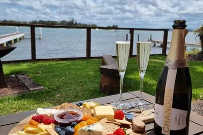 Image de Escapade au bord de l’eau à ‘Serenity by the Lake’