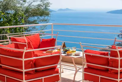 Image de Villa de luxe dans un grand jardin privé avec une vue charmante sur la baie de Kalkan