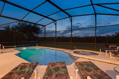 Image de Villa de luxe 5 chambres, piscine sud-ouest (soleil toute la journée), 10 minutes de Disney, 12 personnes