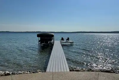 Image de Torch Lake Waterfront Location avec des vues Ă couper le souffle!