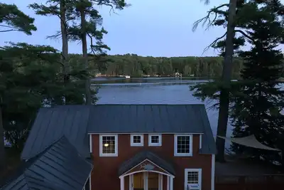 Image de Cottage lac ensoleillé, spacieux et mis à jour - une vue imprenable et à quelques pas de l'eau!