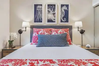 Image de Luxueux, récemment rénové, toute la maison est Nouveau! Marchez jusqu'à la plage de Napili Bay!