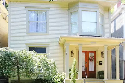Image de Charmant Highlands Victorian w / Pool - Rue calme à seulement 2 pâtés de maisons du Strip!
