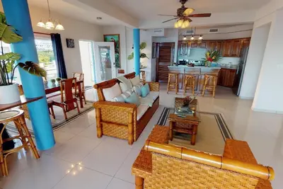 Image de Waterfront Villa avec piscine privée et quai avec sécurité surveillée.
