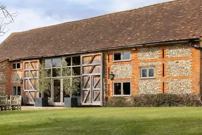 Image de Conversion de la grange Ă 10 minutes de Henley-on-Thames. Court de tennis et piscine couverte.