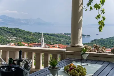 Image de Appartement pour six - bain Ă remous et vue sur la mer