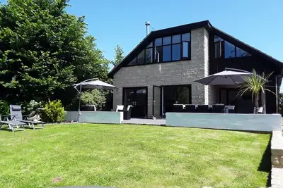 Image de Fantastic, sociable home in the beautiful village of Brighstone, with hot tub.