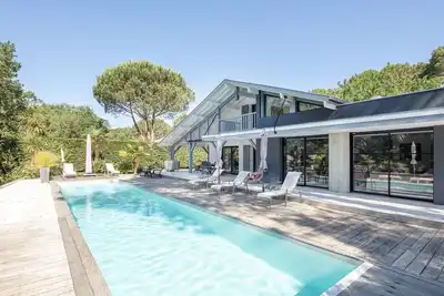 Image de Seignosse, Villa de standing 3 étoiles, partiellement climatisée, avec piscine chauffée et. . .