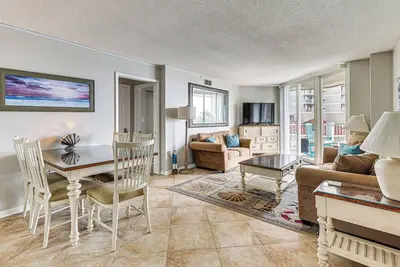 Image de New-Beachfront Apt w \/ équipements du complexe et vue sur la piscine!