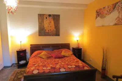 Image de Grande chambre de charme 18M² avec salle d'eau et wc. Vue et calme assurés!