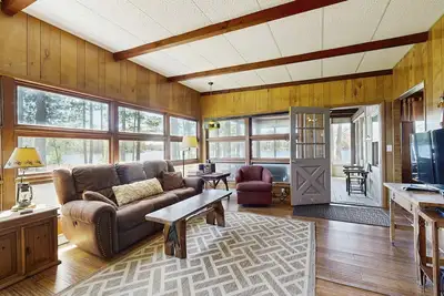 Image de Maison au bord du lac sur la péninsule privée w / 2 piliers et de belles vues sur l'eau - 2 chiens Ok!