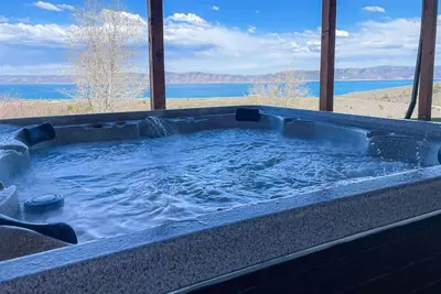 Image de Sunrise Retreat Cabin - Des vues spectaculaires, des espaces de vie spacieux avec une connexion Wi-Fi gratuite.