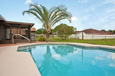 Image de Maison privée avec piscine, près de la plage de Jensen!