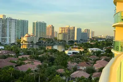 Image de Sunny Isles, Ocean Reserve, 14ème étage. Vue sur l'océan! Parking inclus