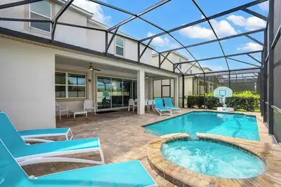 Image de Chef-d'œuvre moderne avec piscine privée, chambres à thème Disney et divertissements impressionnants