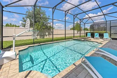 Image de Luxe chic et moderne avec salles d'arcade de haute technologie et piscine privée