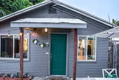 Image de Porte verte Cottage-Dog Friendly-3 pâtés de maisons de la plage!