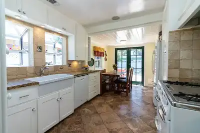 Image de Cal Vintage Beach Home ☀️- In the ❤️ of Long Beach-King Suite-Disneyland/La