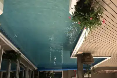 Image de Piscine intérieure avec jacuzzi