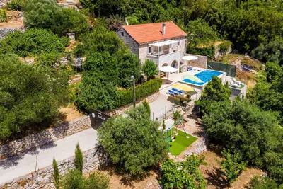 Image de Maison Villa Kočan-Quatre Chambres avec Terrasse et Piscine