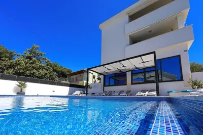 Image de Appartement Eta, piscine extérieure, jardin, Wi-Fi gratuit, barbecue, parking privé gratuit