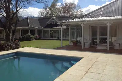 Image de Cinquième maison. Piscine chauffée. Quincho. Maison annexe.