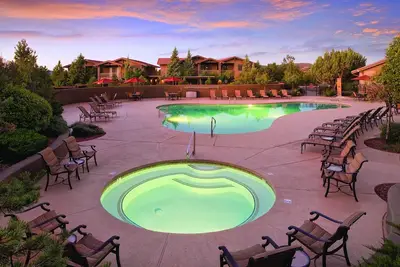 Image de Desert Resort idéal pour faire de la randonnée Cathedral Rock avec accès à la piscine extérieure et au bain à remous