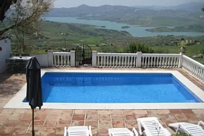 Image de Casita 1 et 2: 5 lits, 10 personnes Détendez-vous au bord de la piscine surplombant le lac!