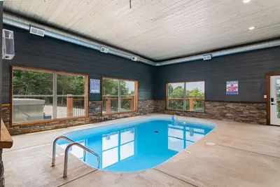 Image de Chateau Court avec piscine intérieure 12 Cac accès au lac énorme