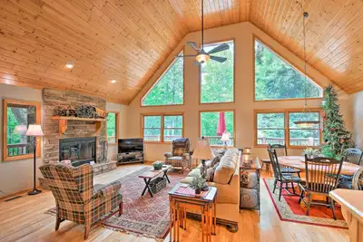 Image de Nouveau! Hilltop Andrews Log Cabin avec salle de jeux et vues