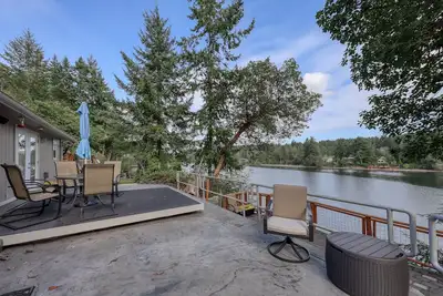 Image de Retraite en bord de mer avec terrasses meublées, barbecue privé et vue sur la plage et le lac!