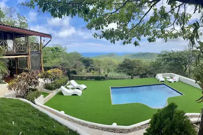 Image de Villa paisible à flanc de colline avec une vue imprenable
