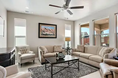 Image de Spacieux, nouvelle maison privée de 4 chambres, 4 salles de bains à St George. Prêt pour le plaisir!