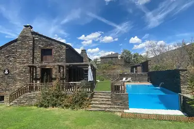 Image de Maison de l'Ocejón. Majaelrayo. Architecture noire Chaîne de montagnes Ayllón. Parc naturel