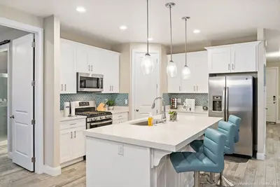 Image de Tout neuf! Luxe 5 lits! Spa privé! Foyer! Repas en plein air! Cour arrière privée!