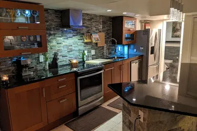 Image de Nouvelle maison rénovée avec moustiquaire dans le patio / piscine, plan d'étage ouvert.