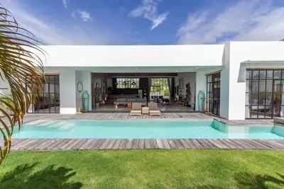 Villa de style loft avec vue sur la piscine et les rizières