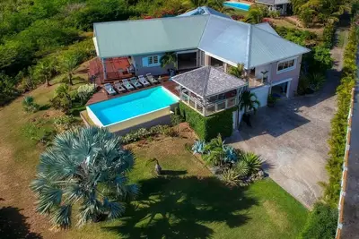 Image de Villa Eleuthera 5*, vues Mer, iles et montagne  à sainte Anne en Guadeloupe