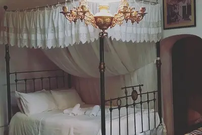 \"Lofou Palace\" est une maison traditionnelle en pierre joliment présentée.